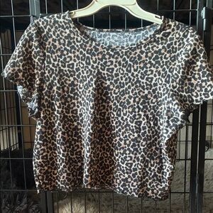 American Eagle XL cropped leopard tee